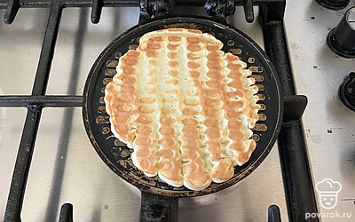 Обжарьте вафельку с обеих сторон по 2-3 минуты с каждой. 