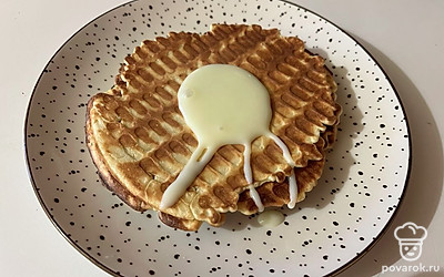 Подавайте вафельки с вашими любимыми горячими напитками. 