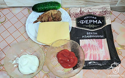 Подготовьте все ингредиенты. Возьмите предварительно запеченное куриное филе в специях.