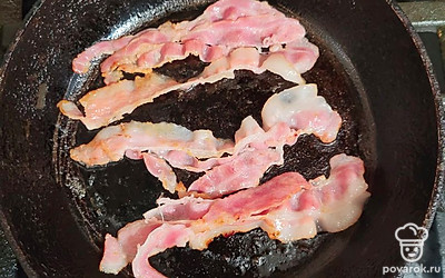Бекон обжарьте на сковороде с небольшим количеством растительного масла. 