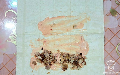 Лаваш смажьте смесью из томатного кетчупа и сметаны. Выложите нарезанное куриное филе.