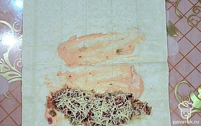 Посыпьте сыром, натертым на мелкой терке.