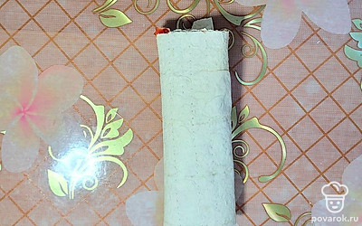 Плотно сверните лаваш, загибая края. 