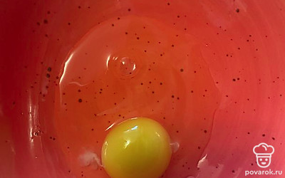 Яйцо взбейте венчиком или вилкой.