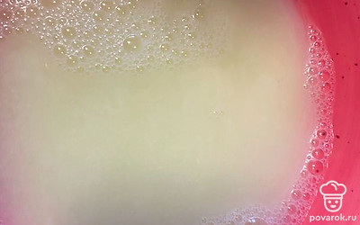 Добавьте воду и взбейте еще раз.