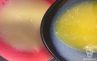 Сливочное масло растопите на водяной бане (или в микроволновке).