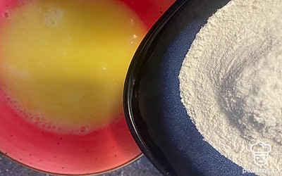 Добавьте сухие ингредиенты, все тщательно перемешайте.