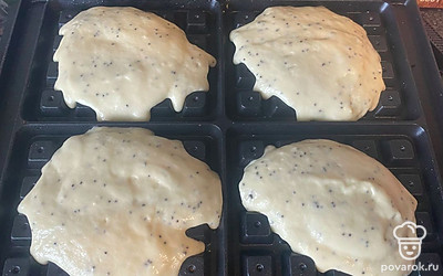 Вафельницу разогрейте, выложите в ячейки тесто и выпекайте в течение 3-4 минут.