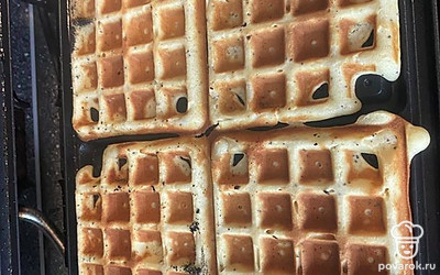 Достаньте готовые вафли, дайте им остыть.