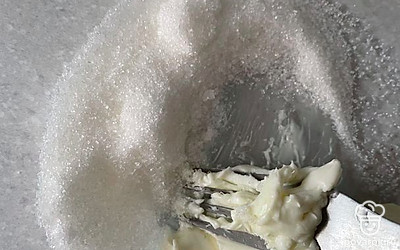 Разотрите масло с сахаром вилкой.