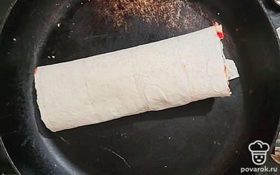 Обжарьте шаурму с обеих сторон (на сухой сковороде до золотистого цвета). 