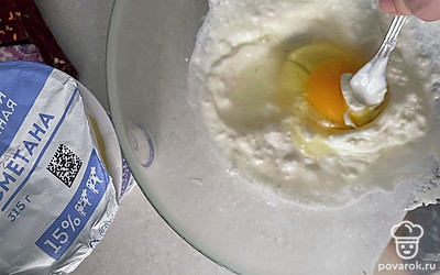 Вмешайте одно яйцо.