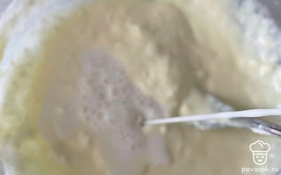 Добавьте молоко и снова перемешайте.