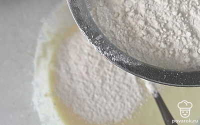 Просейте к массе муку и разрыхлитель.