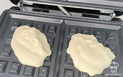 Выложите тесто на вафельницу и выпекайте до готовности.