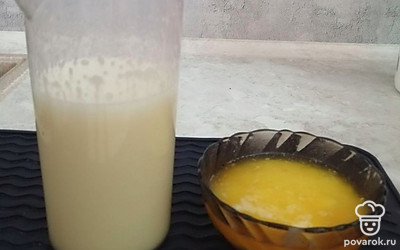 Яйца взбейте с сахаром, маргарин растопите, добавьте соль.