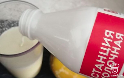 Влейте молоко.