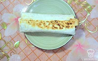 Готовую шаурму подавайте в теплом виде.