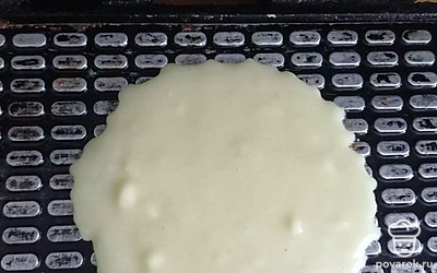 На смазанную маслом поверхность электровафельницы налейте получившееся тесто.