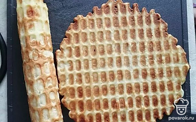 Выпекайте и горячими сворачивайте в трубочку. Начините трубочки вареной сгущенкой.