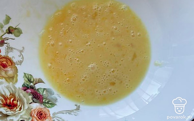 Слегка взбейте яйца венчиком.