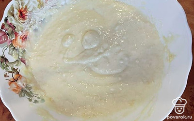 Добавьте остальные ингредиенты и тщательно перемешайте все до однородной консистенции.