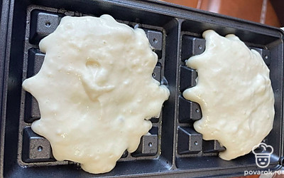 Выложите тесто в разогретую вафельницу.