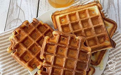Подайте вафли с медом или любимым джемом.