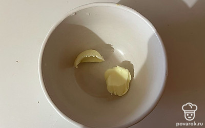 В пиалу поместите сливочное масло, растопите его в микроволновке до жидкого состояния. 