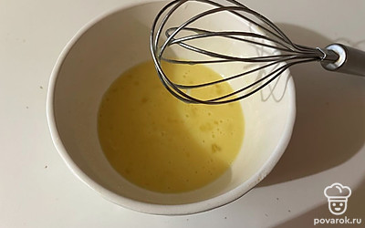 Слегка взбейте все жидкие ингредиенты. 