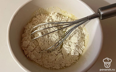 Добавьте в пиалу муку. 