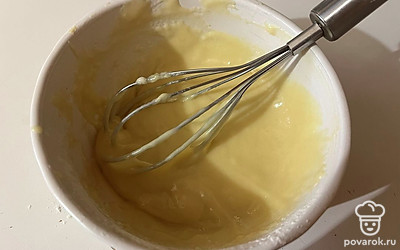 Замешайте однородное тесто (консистенция густой сметаны). 