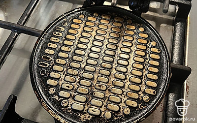 На медленном огне разогрейте вафельницу. 