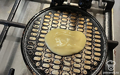 На разогретую вафельницу поместите столовую ложку теста. 