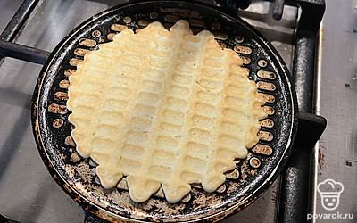 Обжарьте вафлю с двух сторон по 1-3 минуты с каждой стороны. 