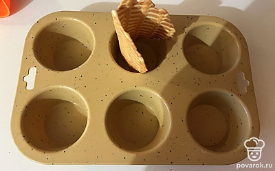 Еще горячую вафлю поместите в форму (как показано на фото). Оставьте вафлю в форме до полного остывания. 