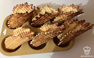 Готовые корзинки начиняйте вашим любимым кремом или мороженым. 