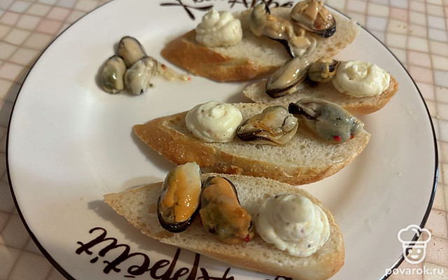 Брускетта с мидиями и ароматным сыром — Рецепт с фото