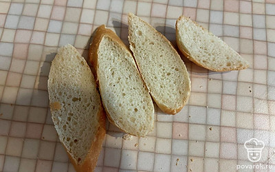 Хлеб нарежьте на ломтики. 