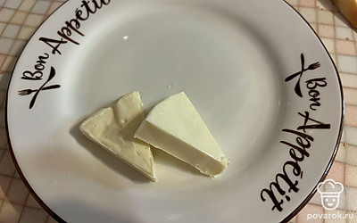 В миску поместите плавленый сыр. 