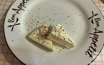 К сыру добавьте перец и ваши любимые специи. 