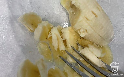 Разомните вилкой половину банана.