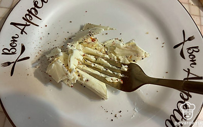 Вилкой разомните ингредиенты в однородную массу. 