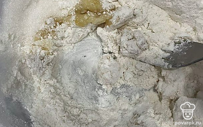 Смешайте размятый банан с мукой, разрыхлителем.