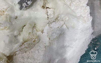 Добавьте к смеси сметану.