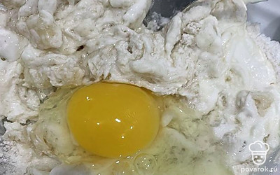 Перемешайте все до однородности, добавив одно яйцо.