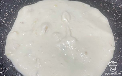 Выливайте тесто так, чтобы получилась вафля среднего размера. Обжарьте с одной стороны до красивой желтой корочки.