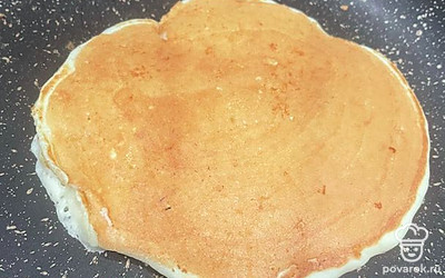 Обжарьте вафлю с другой стороны.