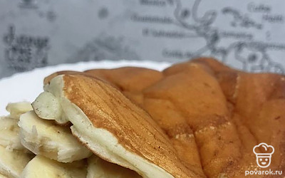 Выложите в тарелку и украсьте кружочками, оставшимися от банана.