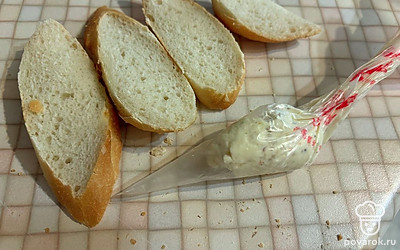 Сырную массу поместите в кондитерский мешок. 